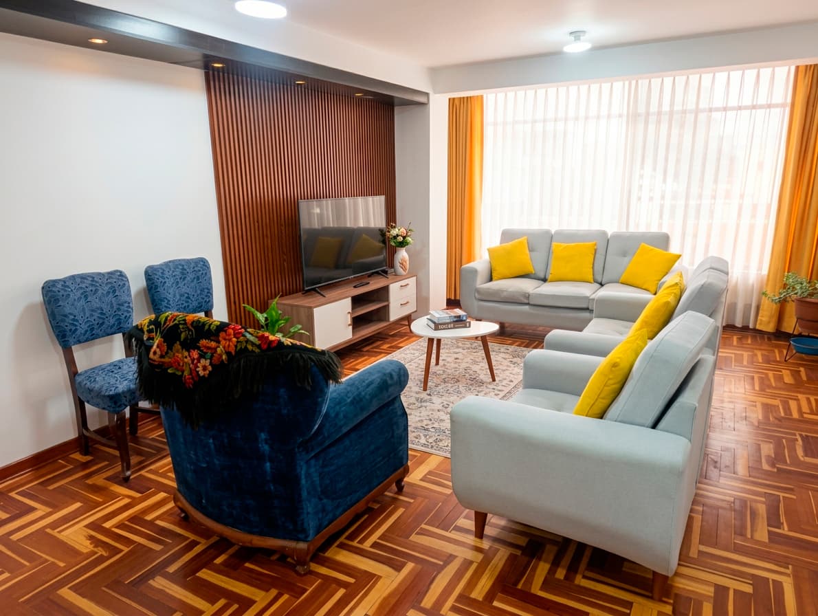 Sala de estar amplia y confortable